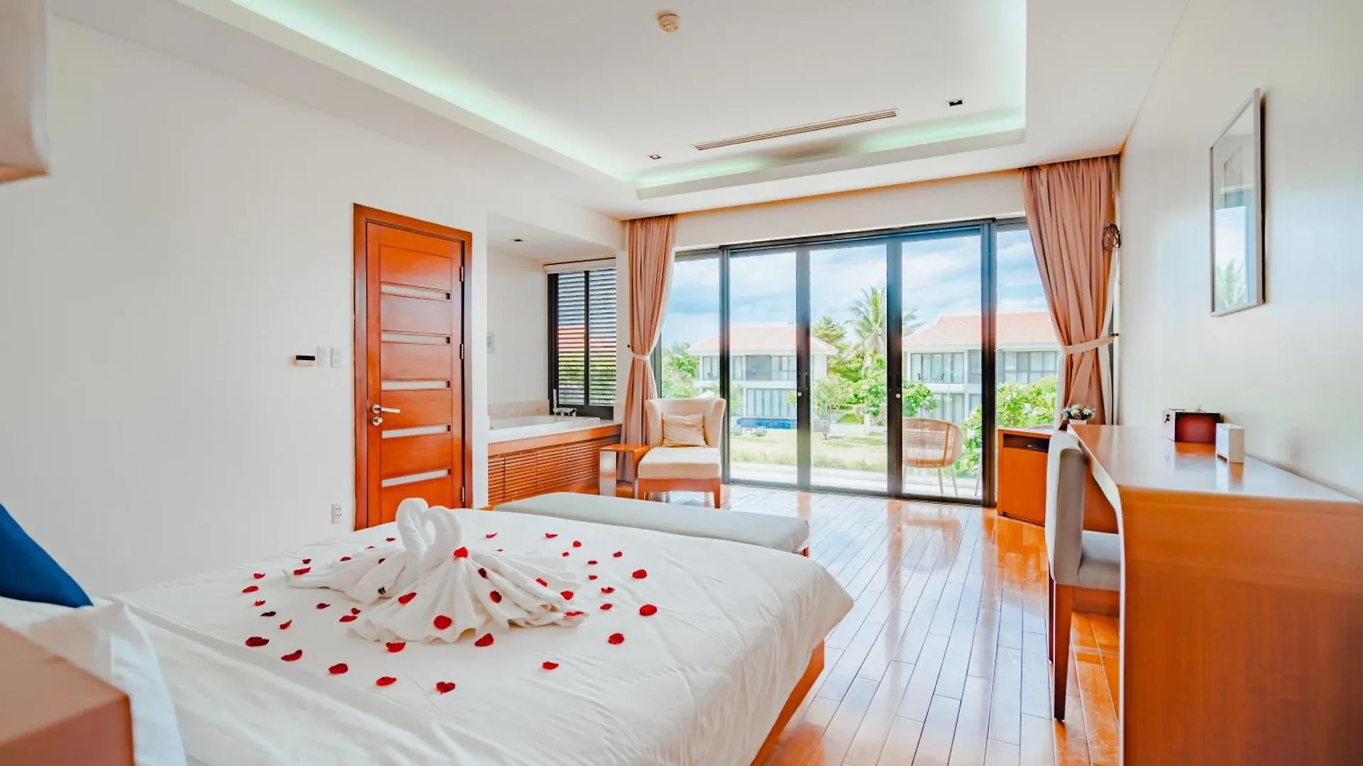 The Ocean Villas Danang 0*, Da Nang